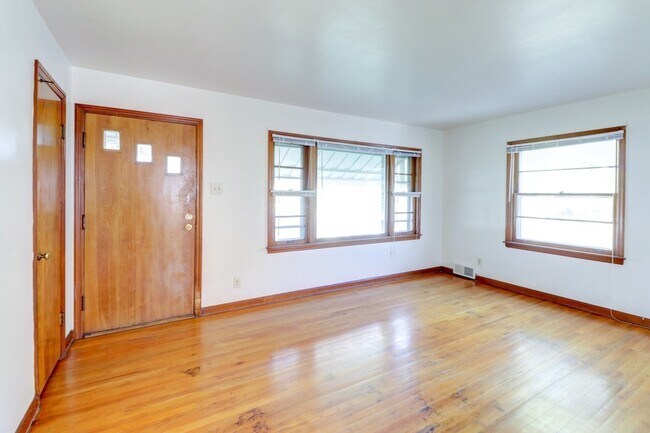 Building Photo - 602 S Mattis Ave