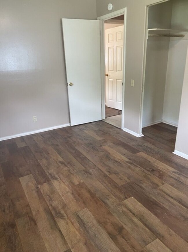 Building Photo - 411 Lindenwood Dr