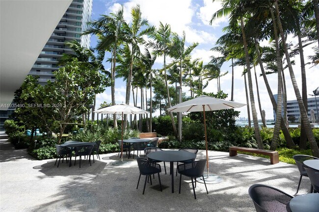 Building Photo - 650 NE 32nd St