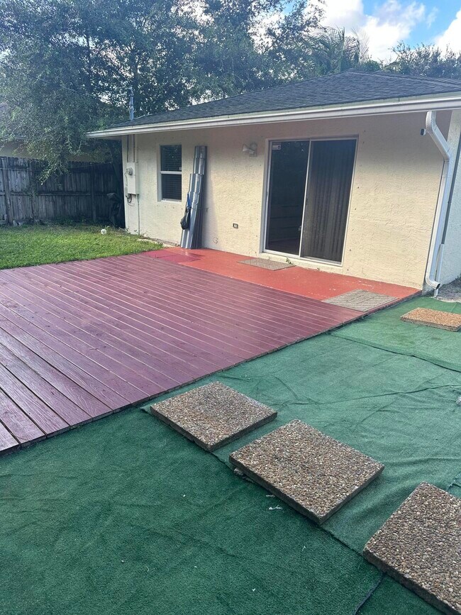 Building Photo - 4942 Dillon St