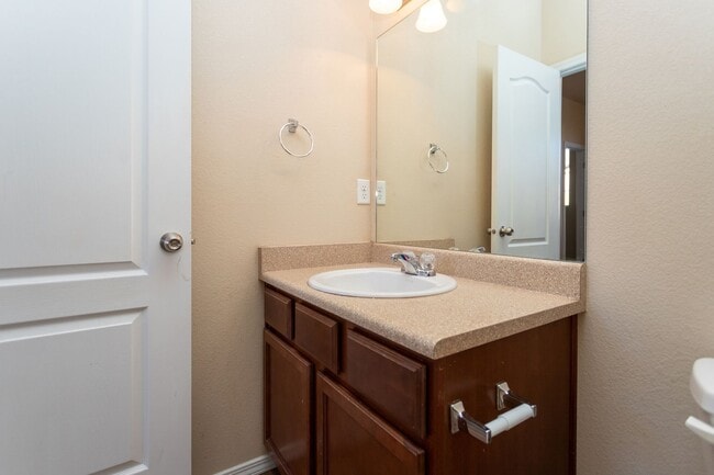 Building Photo - Modern 2-Bed, 2.5-Bath Townhouse in Desirable Norwood Neighborhood!