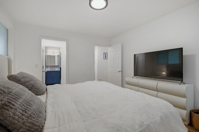 Building Photo - 6555 Brownlee Dr