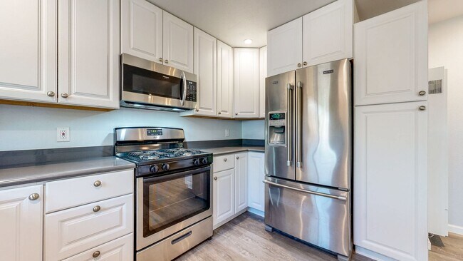Building Photo - Gated and fully remodeled 1 bedroom 1 bath...