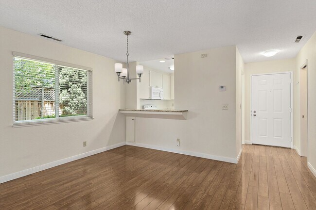 Building Photo - Beautiful 2-Bedroom 2.5Bathroom Mountain View Townhome