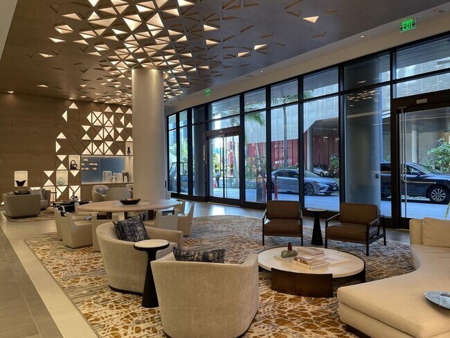 Building Photo - 987 Queen St