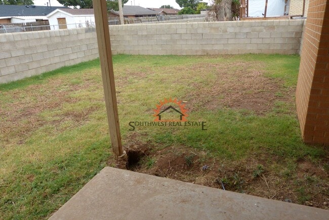 Building Photo - Lovely 3 bedroom 2 bath brick home.