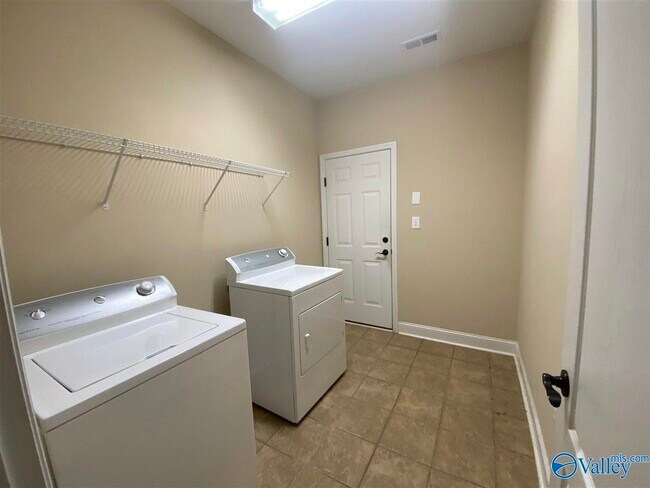 Building Photo - 105 Riparian Ct