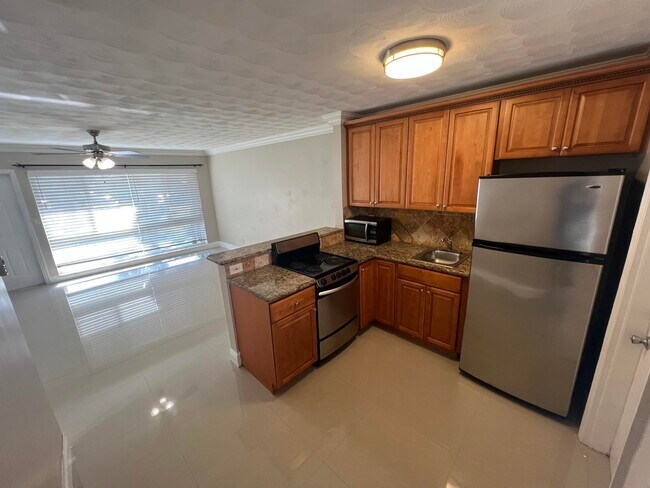 Building Photo - 2809 Middle River Dr