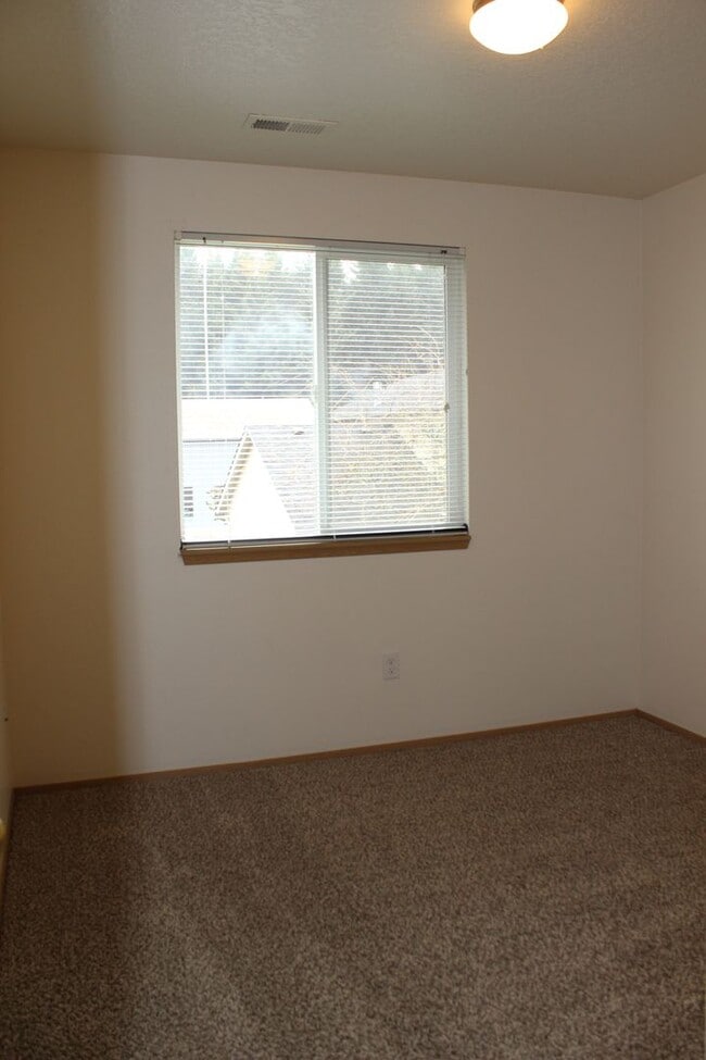 Building Photo - 3 br, 2.5 ba home in quiet Scappoose neighborhood