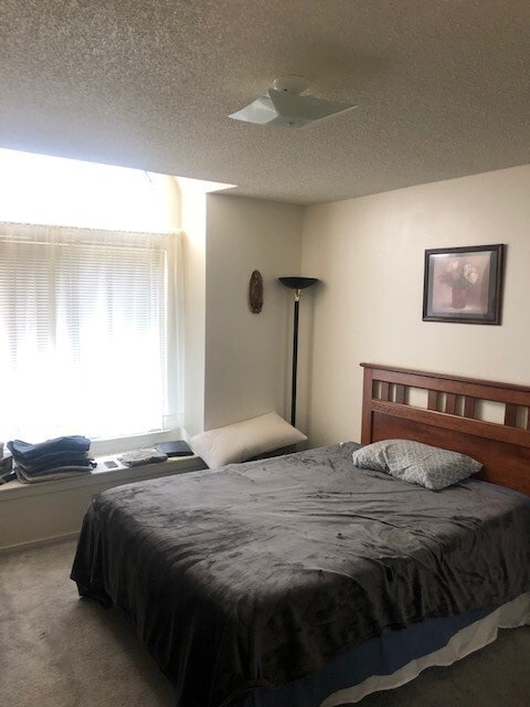 Building Photo - Large 2 Bedroom Townhome Available in Reno