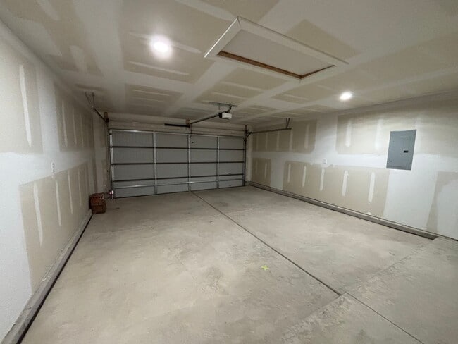 Building Photo - 4/2 Available July in Bell farms!!