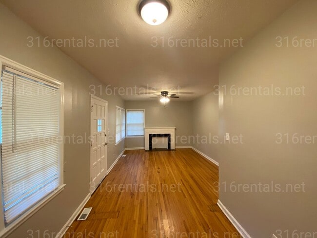 Building Photo - $925 - 2 bedroom / 1 bathroom - Beautiful ...