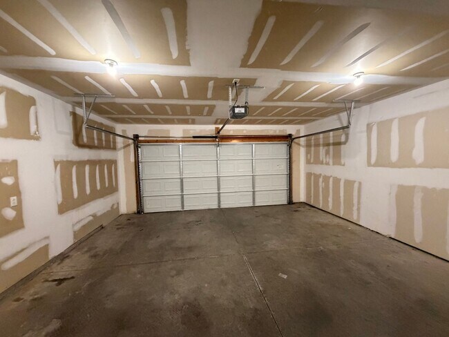 Building Photo - 3 BR, 2.5 BA, 2 Car Garage, Fenced in Backyard