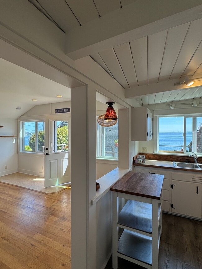 Building Photo - enchanting one bedroom beach cottage available now.....