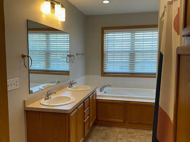 Building Photo - 22271 Lilac Way