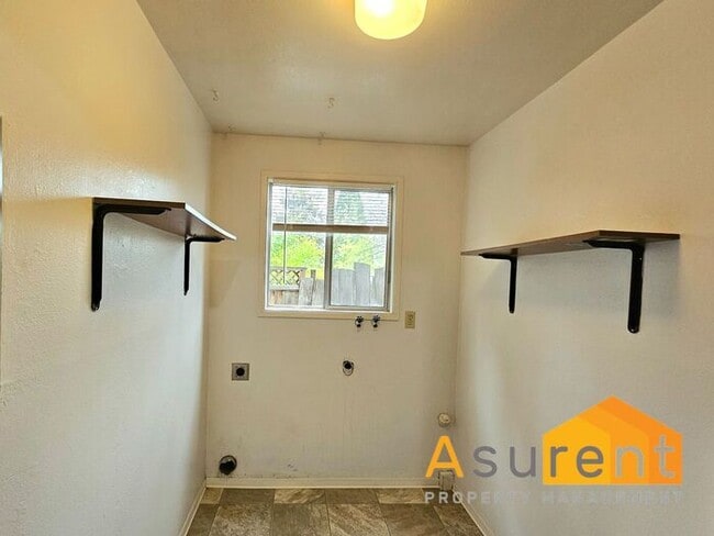 Building Photo - MOVE IN SPECIAL: $500 OFF on First Full Months Rent! Charming 4-Plex 2 Bedroom 1 Bathroom Unit Av...