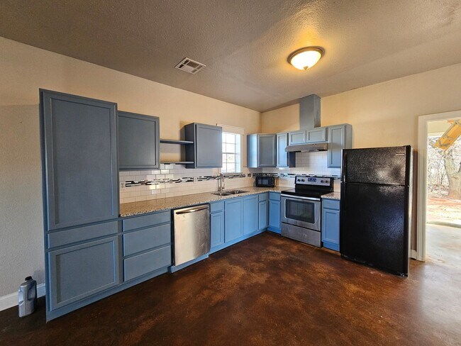 Building Photo - 21387 Fir Ln