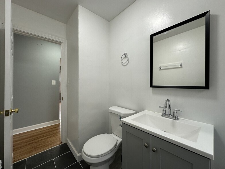 Building Photo - 6715 N California Ave