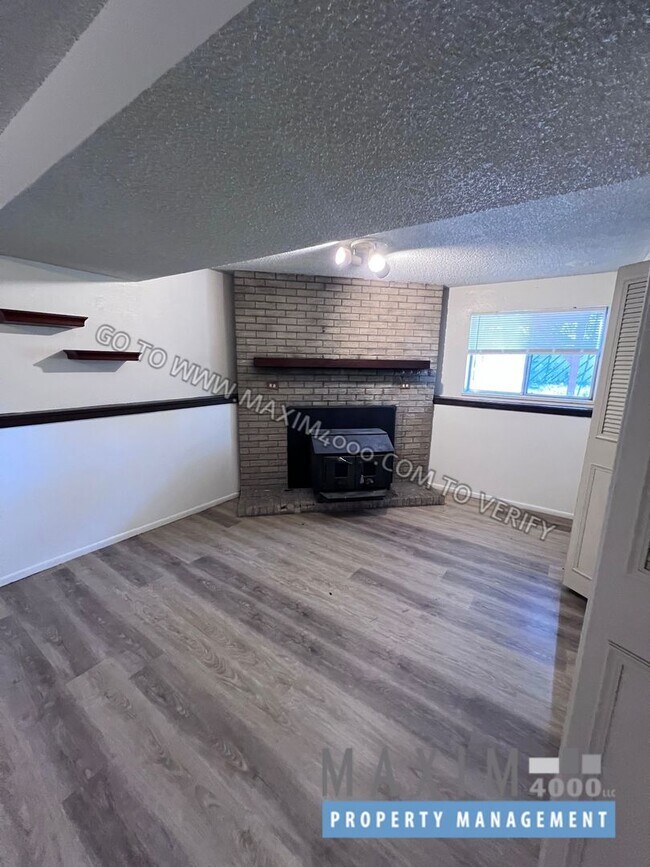 Building Photo - 494 1/2 ANJOU DRIVE - GREAT 4BR - NEW FLOO...