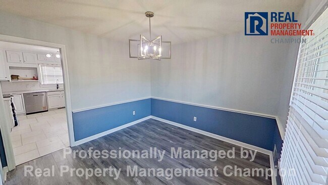 Building Photo - Updated 3 BD/2BA Home on Spacious Corner Lot