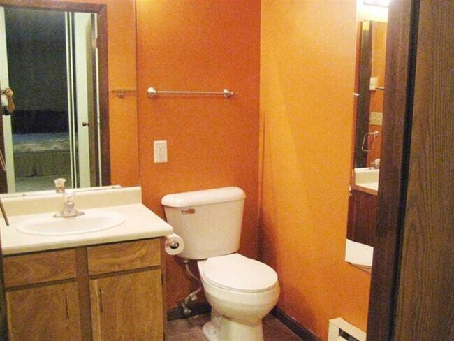 Building Photo - Spacious 2 bed 1 bathroom Condominium