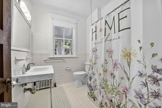 Building Photo - 517 Quincy St NW