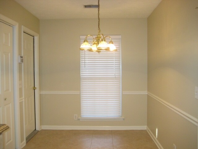 Building Photo - 1013 Victoria Ln W