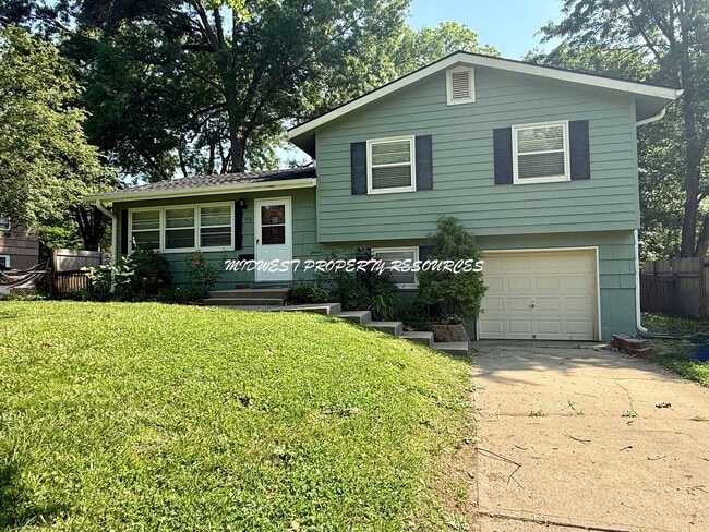 Building Photo - Adorable side by side split with brand new...