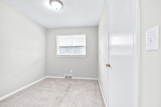 Building Photo - 1382 Montie Rd