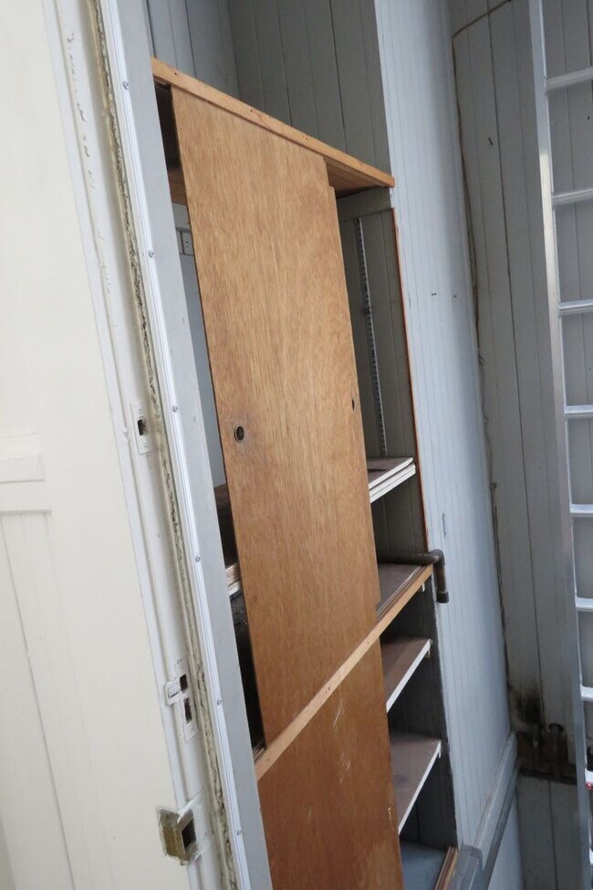 Building Photo - 152A