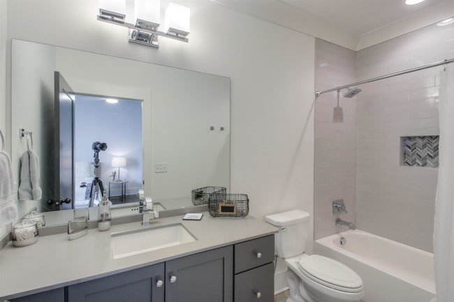 Building Photo - 4004 Lealand Ln