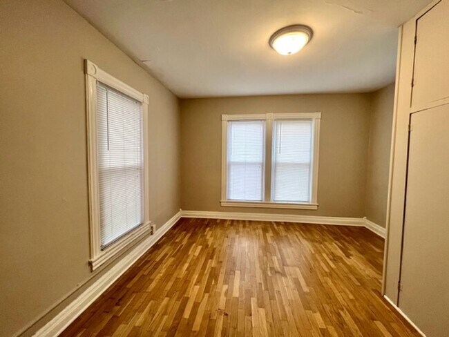 Building Photo - Centrally Located Pet Friendly Unit!