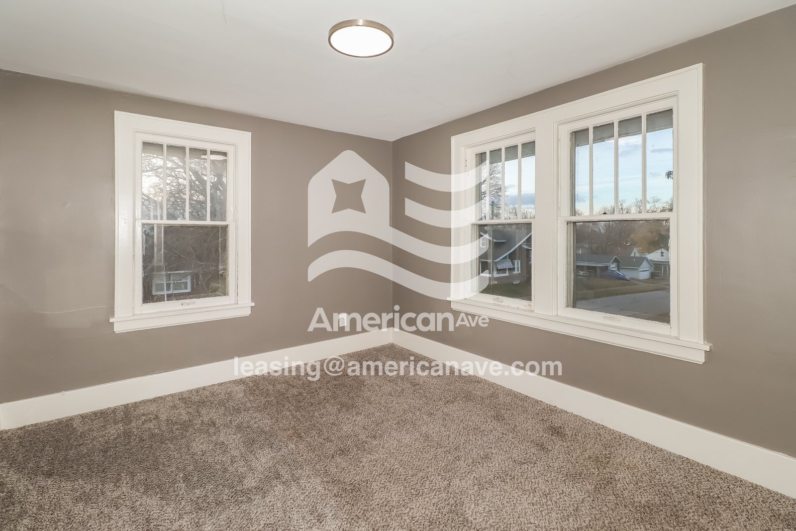 Building Photo - 1002 E Victoria St