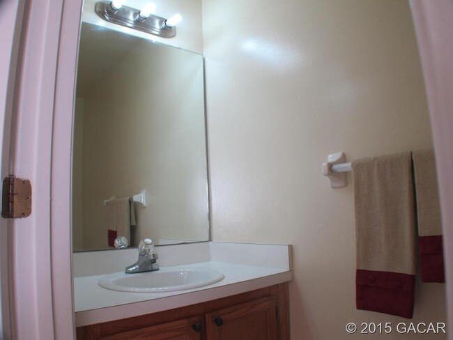 Building Photo - Spacious 2/2 Condo Avaiable now! Move in s...