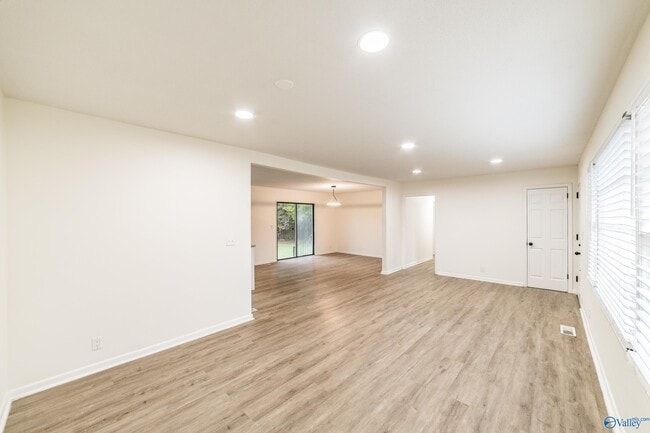 Building Photo - 307 Meadowbrook Dr SE