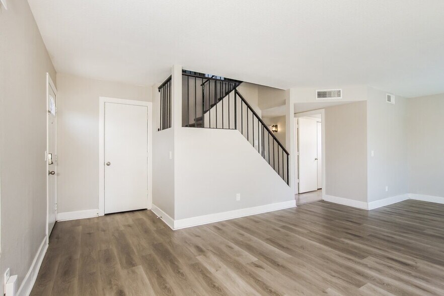 Building Photo - 8737 W Bluefield Ave