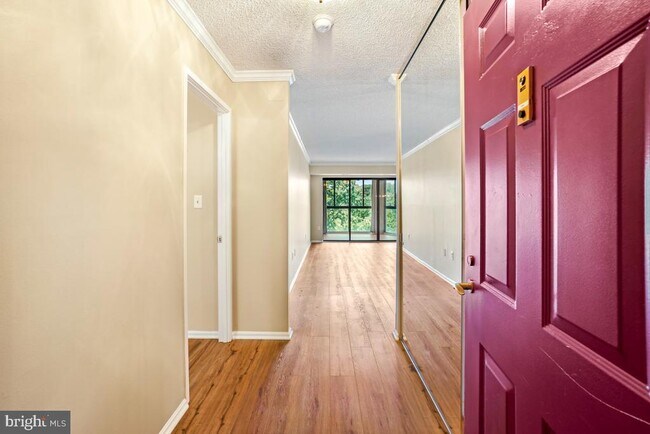 Building Photo - 15101 Interlachen Dr