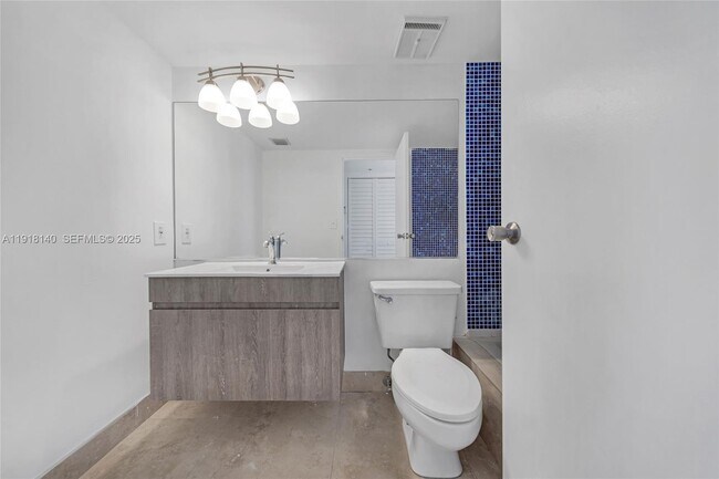 Building Photo - 7601 E Treasure Dr