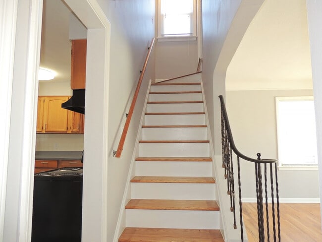 Building Photo - 3 Bed - 2 Full Bath Cape Cod for Rent in E...
