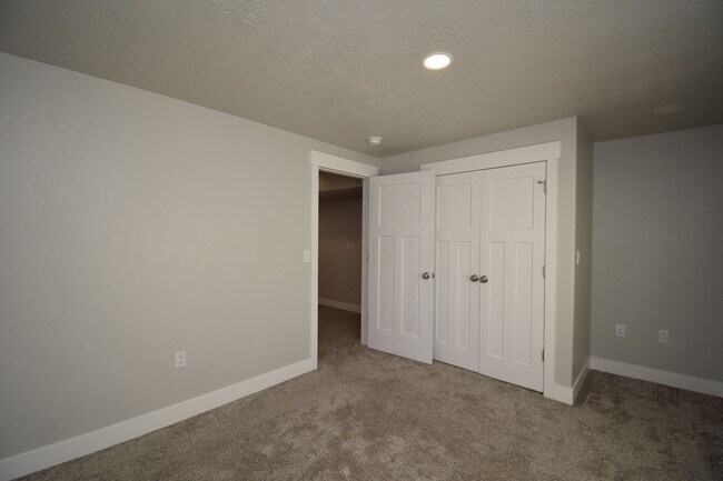 Building Photo - Quiet Family Friendly 4 Bed Home in Bluffdale!!