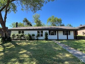 Building Photo - 1425 Oakhill Dr