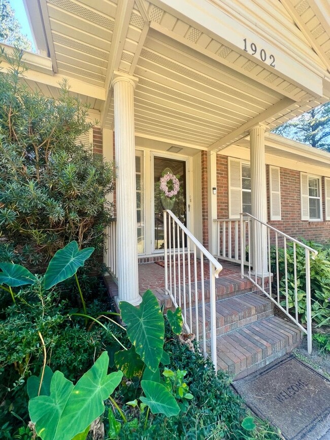 Building Photo - Beautiful 3-4 Bedroom 2 Bathroom home in t...