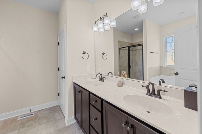 Building Photo - **Spacious 3bd/3ba in Raleigh**
