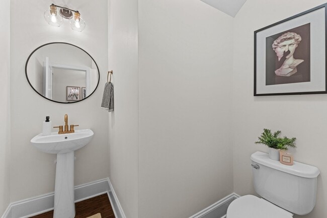 Building Photo - Gorgeous 3 Bedroom Townhome w/ Premium Fin...