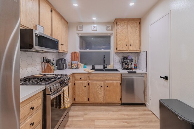 Building Photo - Beautifully remodeled top-floor 1b/1b cond...