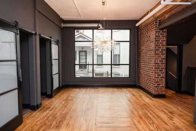 Building Photo - 275 S Limestone