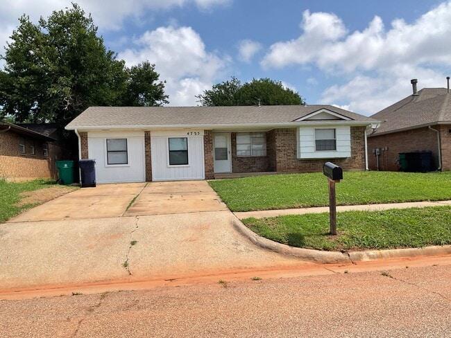 Primary Photo - Spacious 4 bed, 1.5 bath