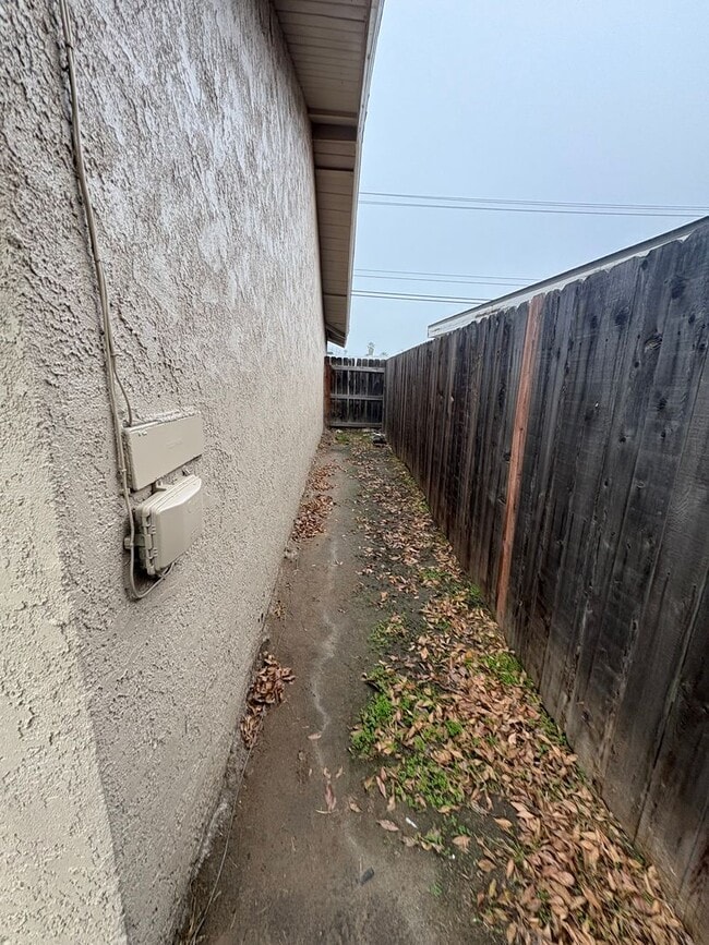 Building Photo - Spacious SE Tulare Home Near Shopping Centers coming soon!