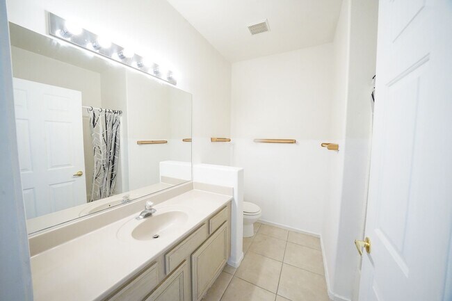 Building Photo - SHOWINGS AVAILABLE NOW