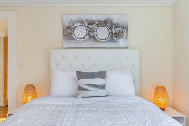 Building Photo - 710 10th Ave E